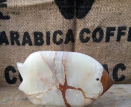 Joli poisson sculpté en onyx 
