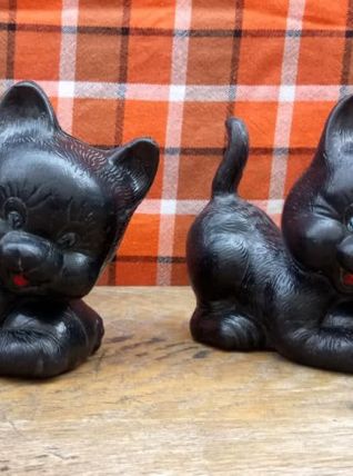 2 chats en plastique soufflé - Années 60 