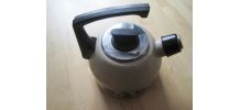 bouilloire en tôle émailler ancienne de 2 litres    