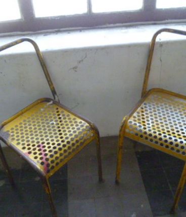 2 chaises vintage en métal 