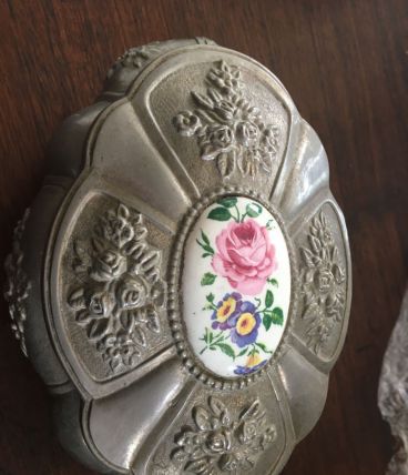 Boîte bijou étain médaillon 