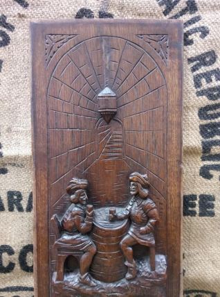 Ancien panneau en bois sculpté - Scène de taverne 
