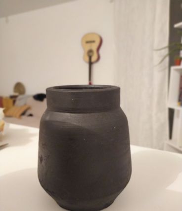 Vase en terre d'argile brute 