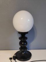 lampe vintage pied métal noir et globe opaline blanc