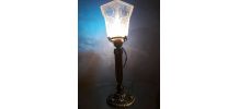 lampe tulipe; verre depoli  tres elegante  et pied bronze la