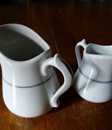 Lot 2 pichets ou crémiers en porcelaine Guérillot - Hôtel de