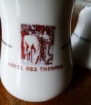 Lot 2 pichets ou crémiers en porcelaine Guérillot - Hôtel de