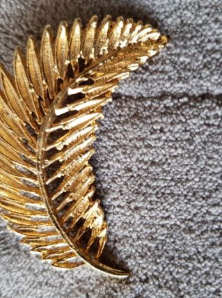Broche dorée forme feuille