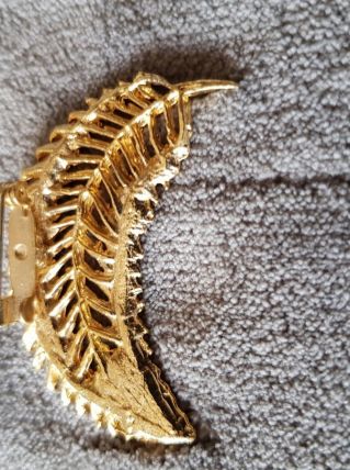 Broche dorée forme feuille