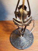 lampe fer forgé  noir avec patine or avec tulipe moulé  1920