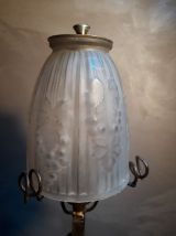 lampe fer forgé  noir avec patine or avec tulipe moulé  1920