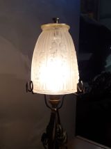 lampe fer forgé  noir avec patine or avec tulipe moulé  1920