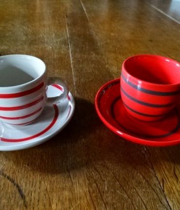 Duo de petites tasses colorées et assorties