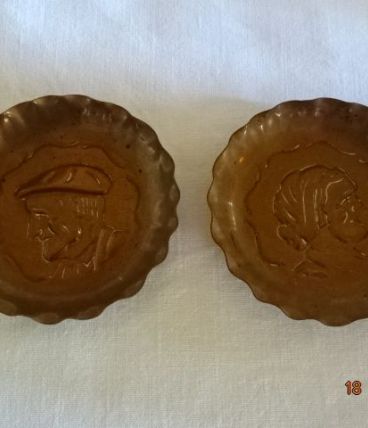 2 moules à tartelettes figurines vieux breton vieille breton