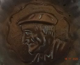 2 moules à tartelettes figurines vieux breton vieille breton