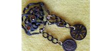 Broche avec pendants et ornée pierre orange