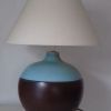 1 lampe avec l'abat-jour en céramique, couleur bleu marron