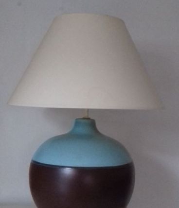 1 lampe avec l'abat-jour en céramique, couleur bleu marron