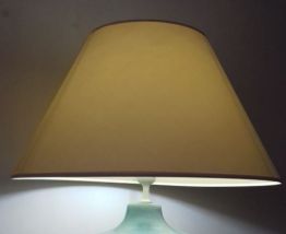 1 lampe avec l'abat-jour en céramique, couleur bleu marron