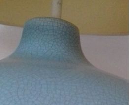 1 lampe avec l'abat-jour en céramique, couleur bleu marron