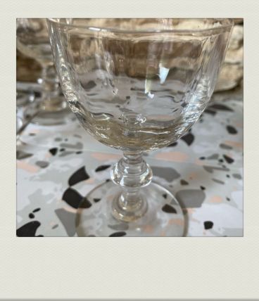 Petits verres à pied facetté, simples et chics.