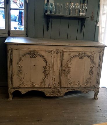 Buffet ancien patiné en noyer , belles portes moulurées
