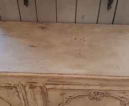 Buffet ancien patiné en noyer , belles portes moulurées