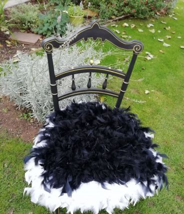 Chaise tres ancienne noire poudrée et dorée vraies plumes 