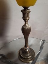 tres grande lampe bronze  abat jour verre jaune opaque  1940