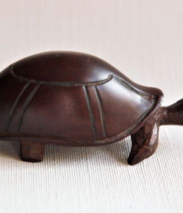 Adorable petite tortue en bois foncé. Vintage.