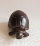 Adorable petite tortue en bois foncé. Vintage.