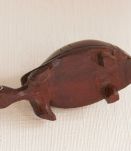 Adorable petite tortue en bois foncé. Vintage.
