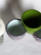 Lot de trois petits pots de fleurs plus boite verre