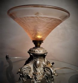 petite  lampe en regule doré  1930 a 40  avec inter ,et  ver