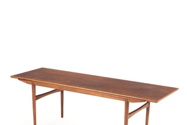 Une table basse rectangulaire en noyer (Erik Severin Hansen)