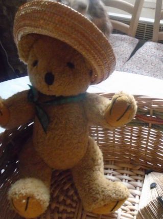 Ourson et son chapeau de paille