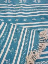 Tapis kilim bleu et blanc fait main en pure laine 