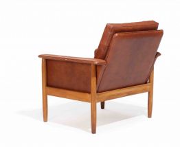 Fauteuil en chêne accoudoirs et coussins lâches