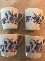 Série de 4 tasses en porcelaine de Limoges 