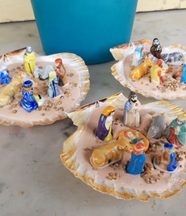 Crèche dans coquille de St Jacques 8 personnages 