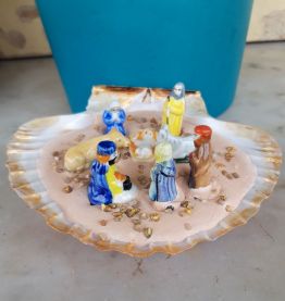 Crèche dans coquille de St Jacques 8 personnages 