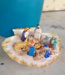 Crèche dans coquille de St Jacques 8 personnages 