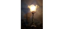 petite lampe bronze de chevet  et sa belle tulipe opaque  et