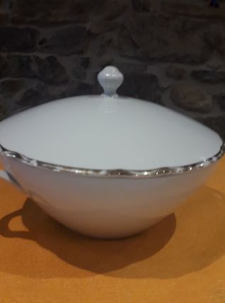 soupière  en porcelaine avec couvercle.