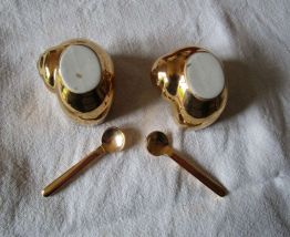 Deux petits pots dorés forme escargot