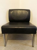 Paire de fauteuils chauffeuse vintage en cuir et chrome