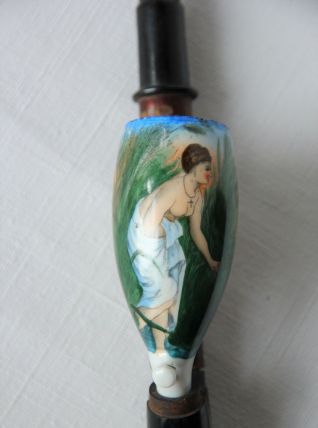 Pipe ancienne allemande en porcelaine décor femme dénudée. 