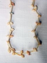 Collier de coquillages cauris. Vintage origine Afrique.