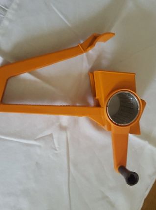 Ancienne râpe à fromage MOULI GRATER en plastique orange