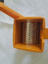 Ancienne râpe à fromage MOULI GRATER en plastique orange